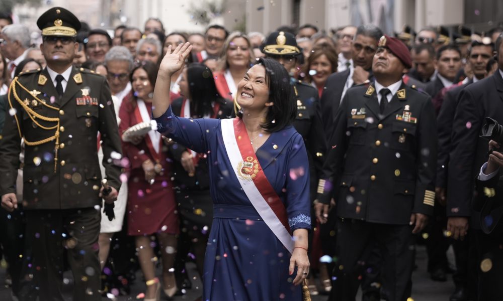 La presidenta de Perú, Keiko Fujimori (c), saluda a simpatizantes tras salir del Congreso de la República, en Lima (Perú). EFE/ John Reyes Mejía