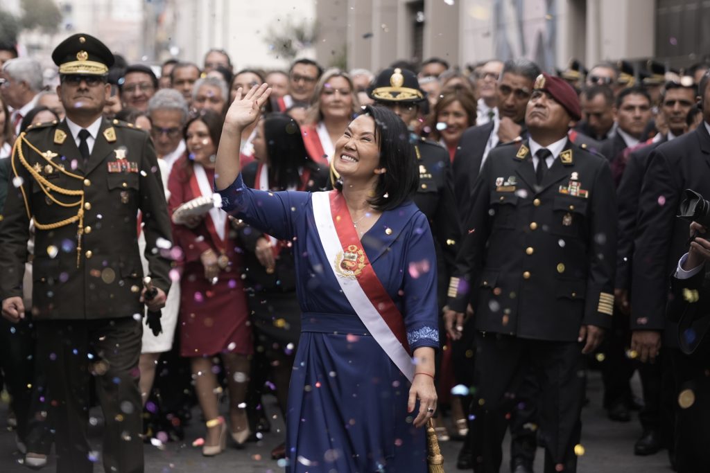 La presidenta de Perú, Keiko Fujimori (c), saluda a simpatizantes tras salir del Congreso de la República, en Lima (Perú). EFE/ John Reyes Mejía