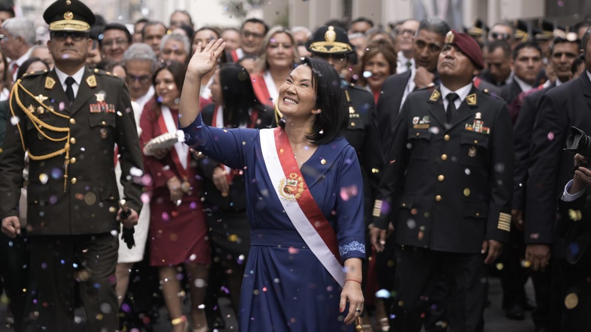 La presidenta de Perú, Keiko Fujimori (c), saluda a simpatizantes tras salir del Congreso de la República, en Lima (Perú). EFE/ John Reyes Mejía