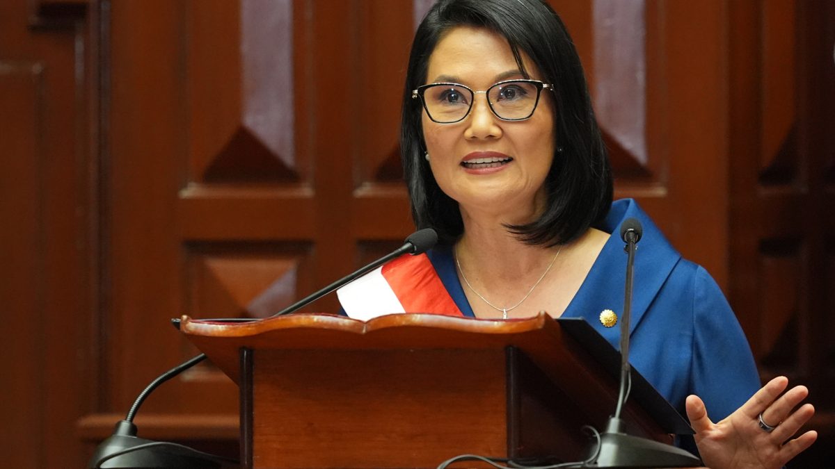 Keiko Fujimori ofrece un discurso tras posesionarse como presidenta de Perú para el quinquenio 2026-2031 este martes, en Lima (Perú). Fujimori afirmó que recibe un país "marcado por el abandono" y "un Estado debilitado por la improvisación", con una ineficiencia estatal estimada en 40.000 millones de soles (11.750 millones de dólares) al año. EFE/Guadalupe Pardo POOL