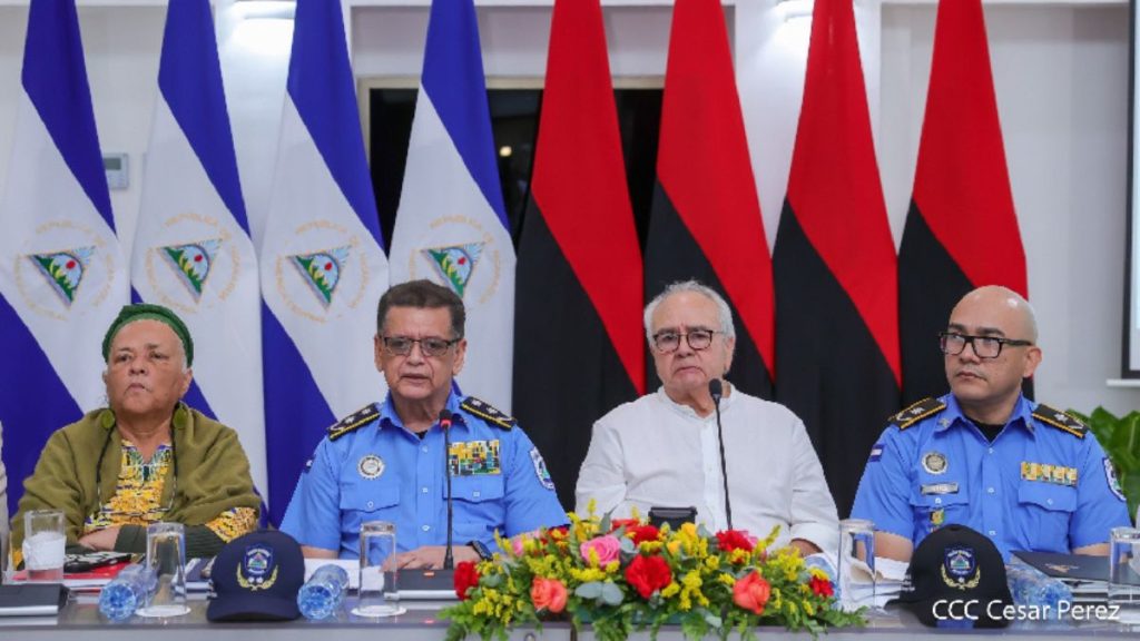 Durante el tercer día de consultas a las reformas constitucionales la primera secretaria de la Asamblea Nacional, Loria Dixon; jefe de la Policía, Francisco Díaz; Presidente de la Asamblea, Gustavo Porras; y el comisionado general Victoriano Ruiz. Foto: El 19 Digital.