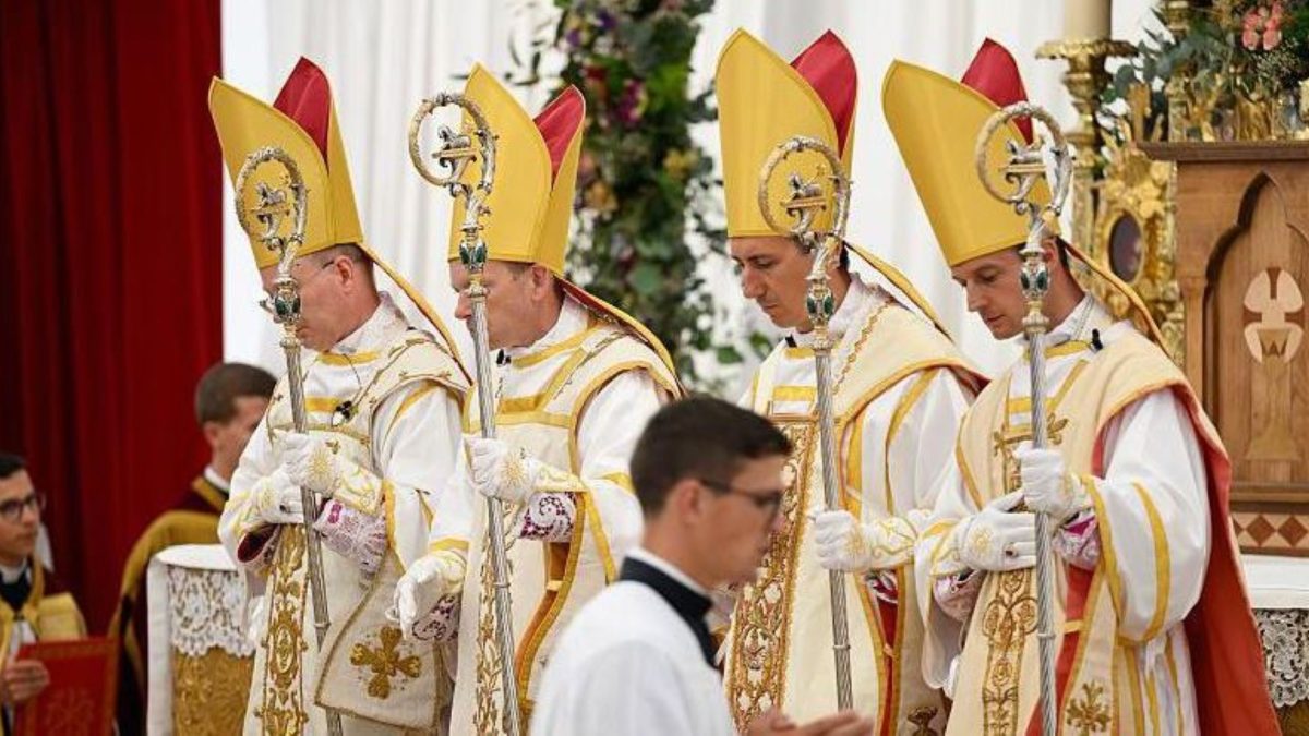 La decisión de nombrar a cuatro obispos sin la autorización del Papa abrió las puertas a una nueva división dentro de la Iglesia católica.