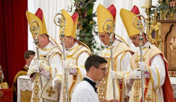 La decisión de nombrar a cuatro obispos sin la autorización del Papa abrió las puertas a una nueva división dentro de la Iglesia católica.