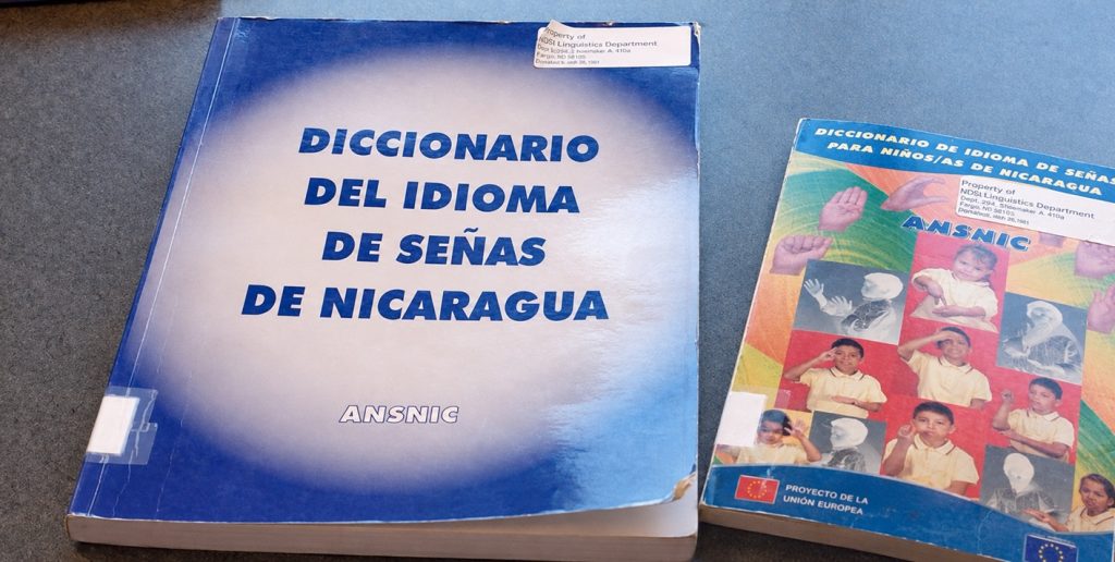 El lenguaje de señas nicaragüense cuenta con un diccionario. LA PRENSA/ REPRODUCCIÓN DE VIDEO/ BBC/ MEJORADA CON IA