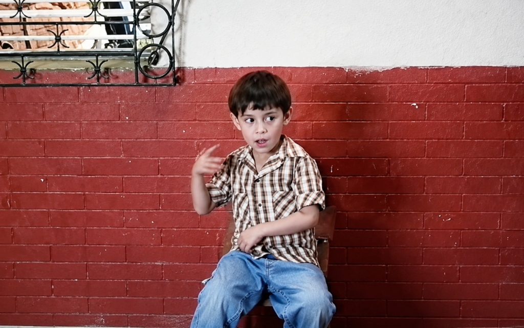 Niño nicaragüense siendo grabado mientras practica el lenguaje de señas. LA PRENSA/ REPRODUCCIÓN DE VIDEO/ BBC/ MEJORADA CON IA