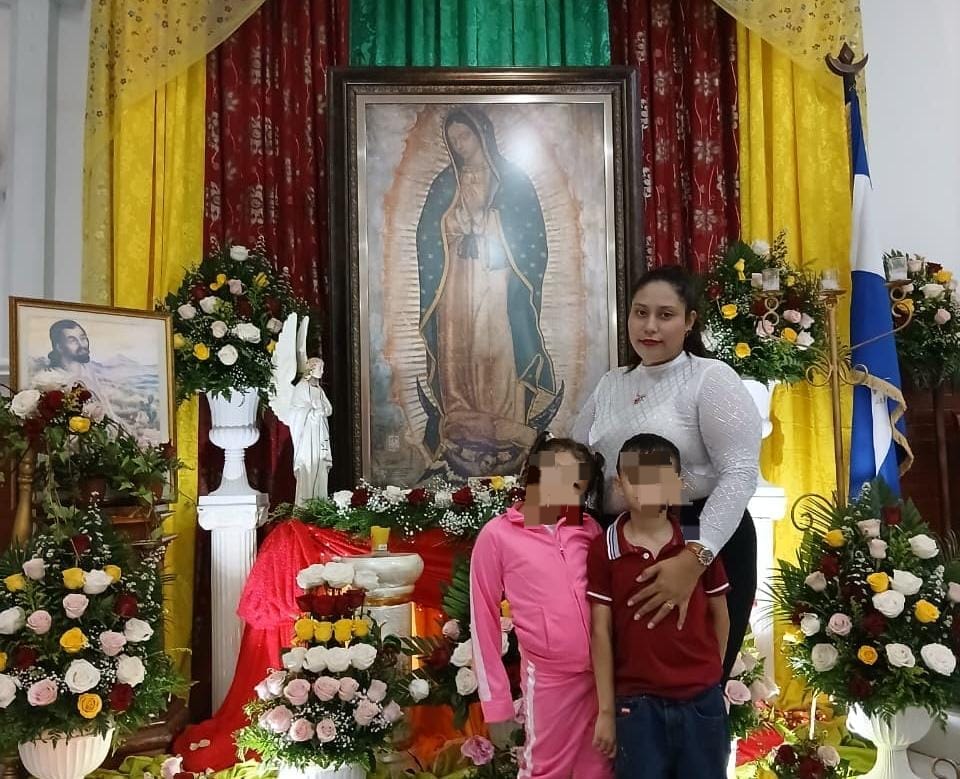 Doctora Ligia Centeno junto a su hija de 5 años (con traje de rosado) y otro menor. Foto: Cortesía.