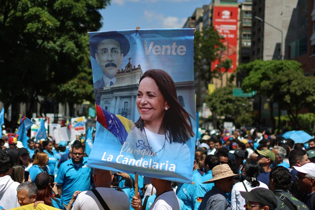 Una personas sostiene un cartel con la imagen de la premio nobel de la paz María Corina Machado este martes, durante una manifestación en Caracas (Venezuela).EFE/ Miguel Gutiérrez
