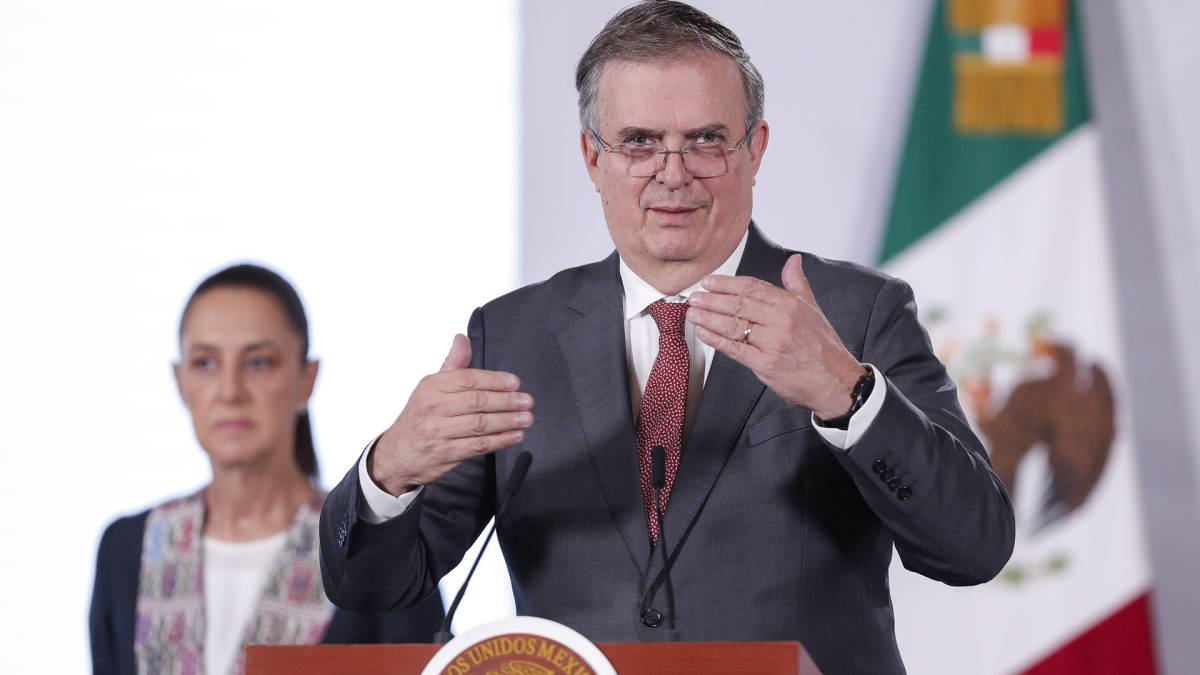 El secretario de Economía de México, Marcelo Ebrard, habla durante una rueda de prensa este jueves en Palacio Nacional de la Ciudad de México (México). EFE/Isaac Esquivel