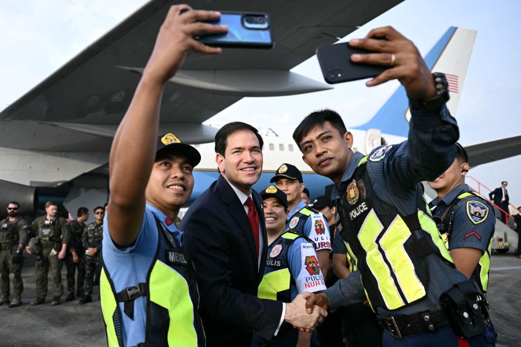 Tras participar en una cumbre de ASEAN en Manila la semana pasada, y antes de abordar su avión, el secretario de Estado de EE. UU. Marco Rubio accede a una selfie con policías filipinos. BRENDAN SMIALOWSKI/AFP