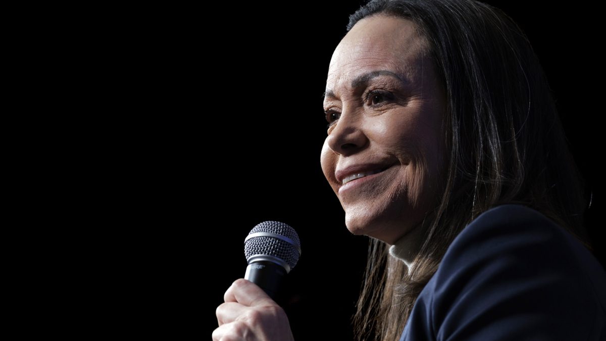 Fotografía de archivo en la que se captó a la dirigente opositora venezolana María Corina Machado, durante una conferencia, en Washington DC (EE.UU.). EFE/Will Olíver
