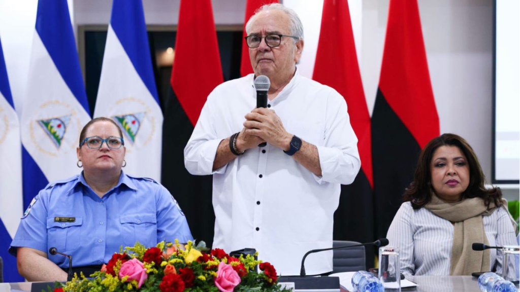 La ministra del Interior, María Amelia Coronel Kinloch (izq.), durante el cuarto día de consultas para las reformas constitucionales.