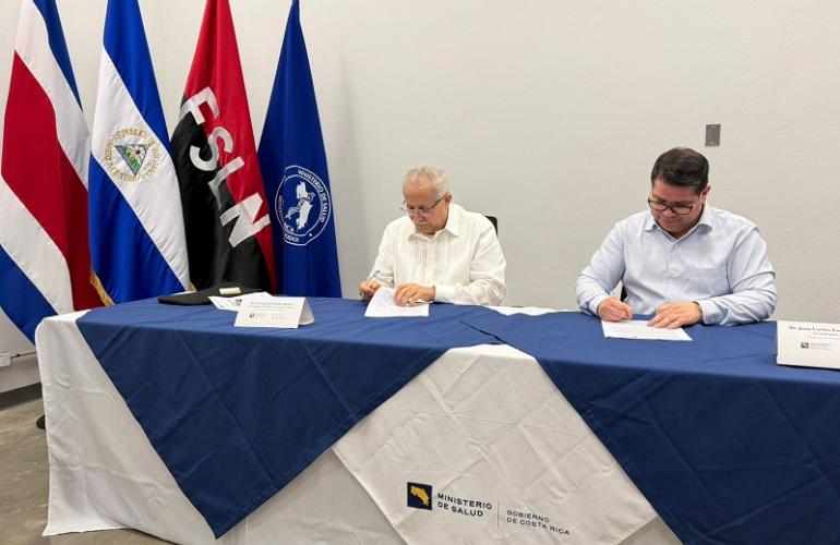 Viceministro y secretario general del Ministerio de Salud (Minsa) de Nicaragua, Carlos Sáenz Torres, (izquierda) firma acuerdo con el viceministro de Salud de Costa Rica, Juan Carlos Esquivel Sánchez (derecha) para vigilar y erradicar brotes de malaria en la frontera con Costa Rica.