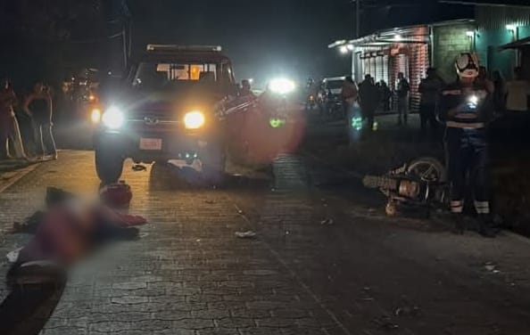 Dos motociclistas fallecieron en Jalapa tras protagonizar un choque frontal. Foto: Canal 8.