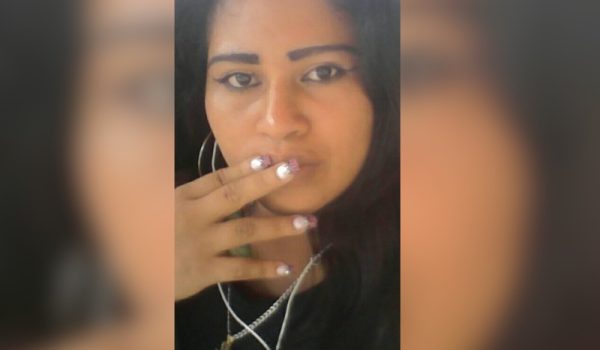 Ana Luisa Acuña Muñoz, de 22 años, quien habría provocado la muerte de su pareja al lanzarlo a un cauce. Foto: Radio Ya.