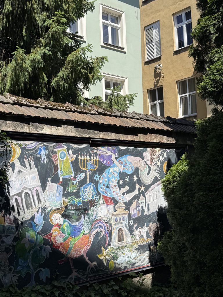 En la imagen se ve un mural del barrio judío de Cracovia.
Cortesía de Ciara Sage Aleman