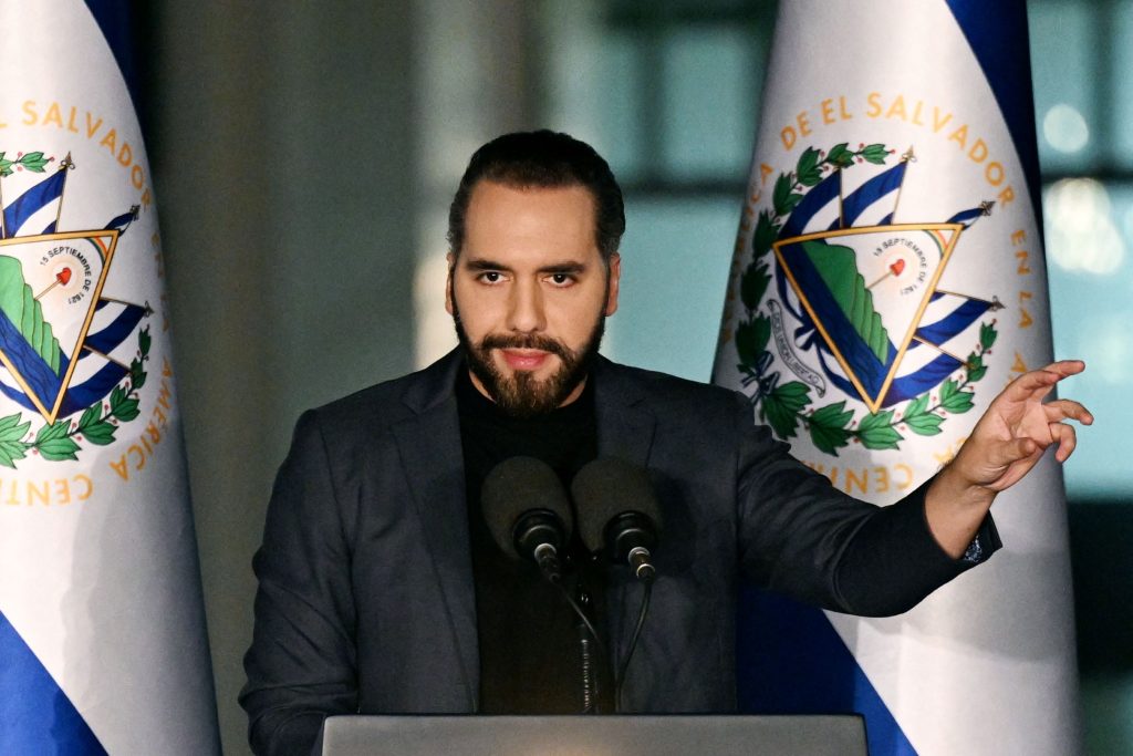 El más grande logro de Nayib Bukele es haber frenado a las temidas maras y haber restablecido la seguridad ciudadana en El Salvador. Se llama a sí mismo un "dictador cool".  MARVINC RECINOS/AFP