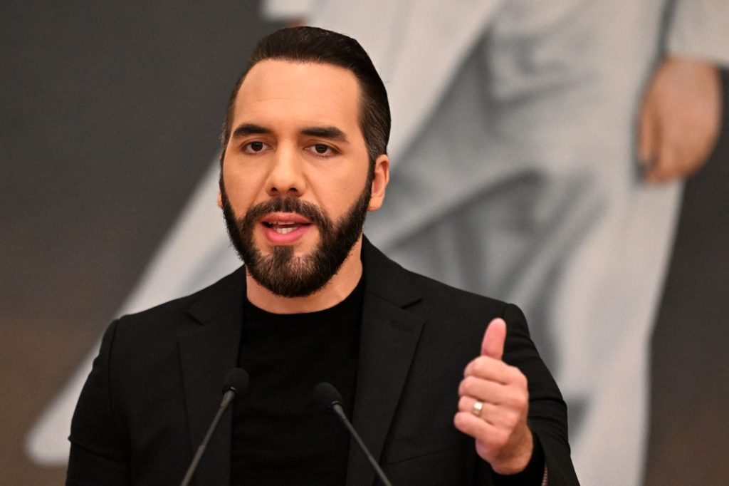 El presidente Nayib Bukele, quien aspira a un tercer mandato de seis años en las elecciones de febrero próximo. AFP