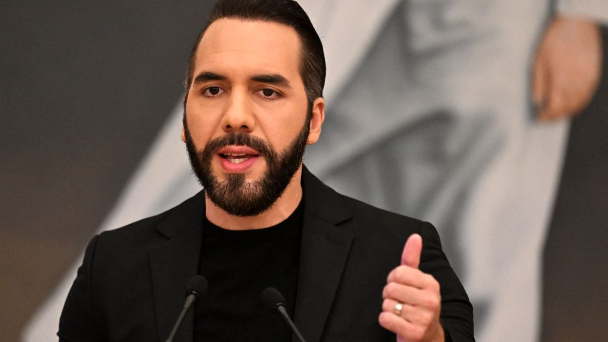 El presidente Nayib Bukele, quien aspira a un tercer mandato de seis años en las elecciones de febrero próximo. AFP