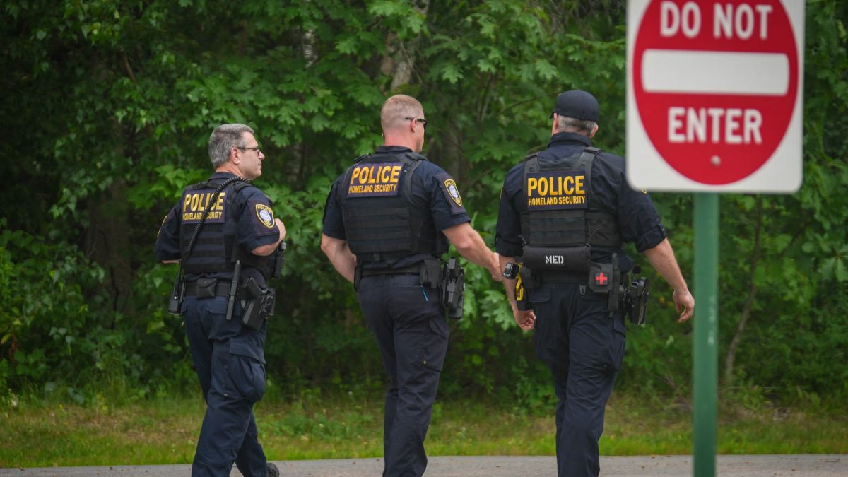 Agentes del Departamento de Seguridad Nacional (DHS) se encuentran frente a una oficina federal de inmigración en Scarborough, Maine. Un hombre fue asesinado ayer a tiros por agentes de ICE. La víctima ha sido identificada como Joan Sebastian Guerrero, un hombre colombiano de 26 años. Ryan Murphy/Getty Images/AFP