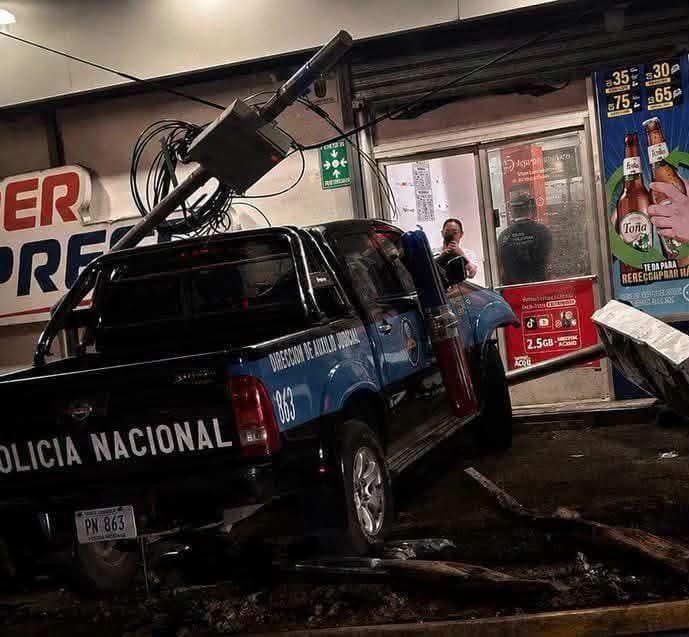 Una patrulla de la Policía protagoniza un accidente que dejó dos muertos en Managua. Foto: La Primerísima.