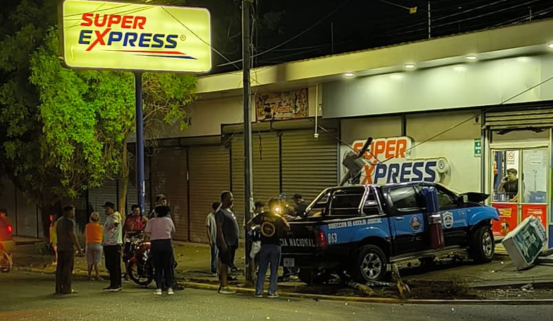 Una patrulla de la Policía protagoniza un accidente que dejó dos muertos en Managua. Foto: Cortesía.