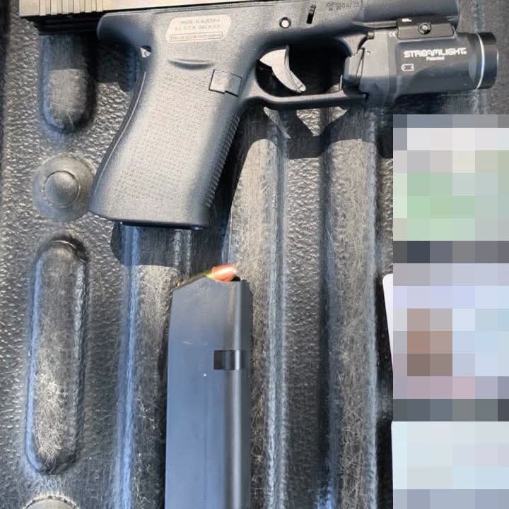 Pistola que portaba Kimberly Tamara Arias, hija de Alejandro Arias Monge, alias Diablo. Foto: Guanacaste Informativo TV/facebook.