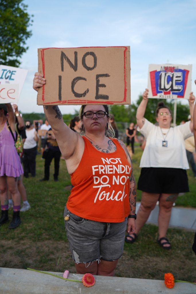 Manifestantes contra el ICE asisten a una vigilia en memoria de un hombre que murió en un tiroteo con el Servicio de Inmigración y Control de Aduanas de Estados Unidos (ICE), el 13 de julio de 2026 en Biddeford, Maine. La víctima fue identificada como Joan Sebastián Guerrero, un hombre colombiano de 26 años. Ryan Murphy/Getty Images/AFP 