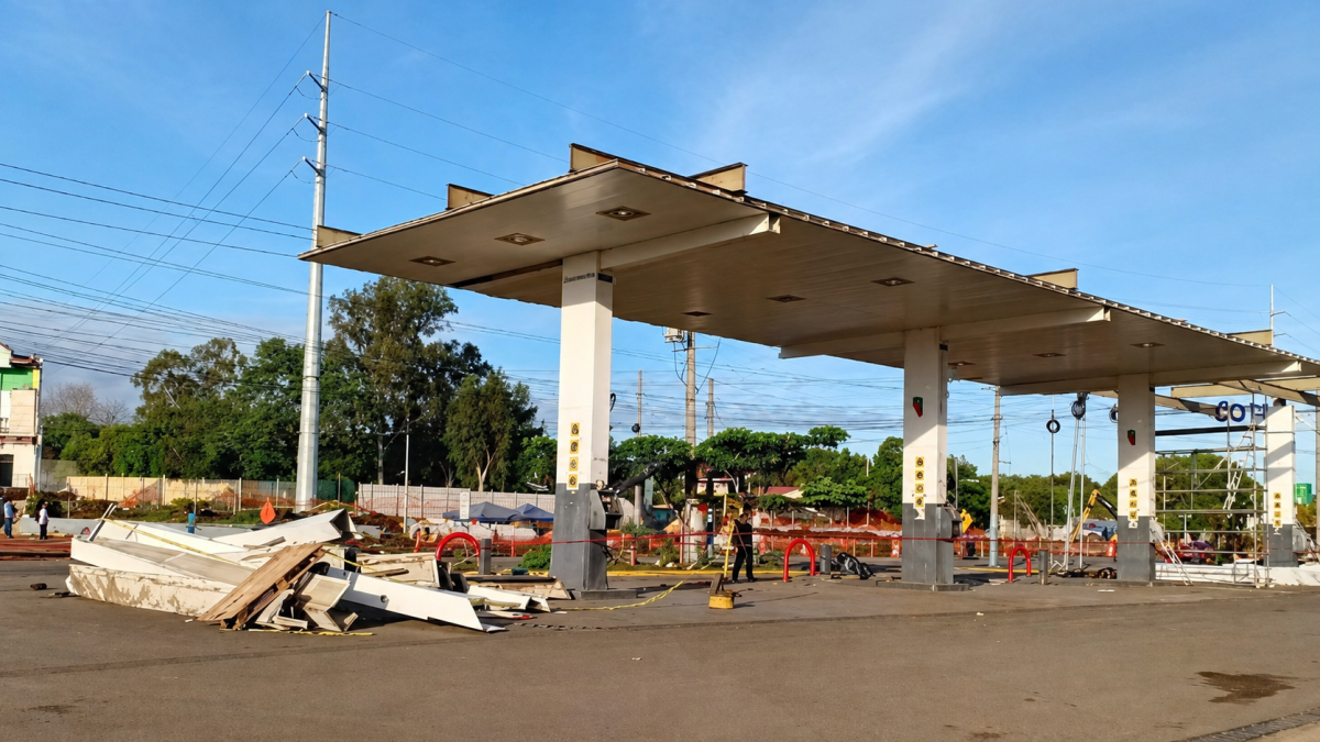 Fue desmantelada la gasolinera que estaba frente a Plaza Caracol. Solo quedó la tienda. Foto: Cortesía
