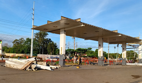 Fue desmantelada la gasolinera que estaba frente a Plaza Caracol. Solo quedó la tienda. Foto: Cortesía