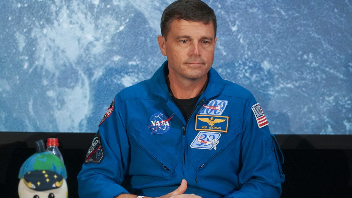 El comandante de la misión de la NASA Artemis II, Reid Wiseman, durante una visita al Centro Europeo de Investigación y Tecnología Espacial (ESTEC) de la Agencia Espacial Europea (ESA), en Países Bajos. EFE/Imane Rachidi