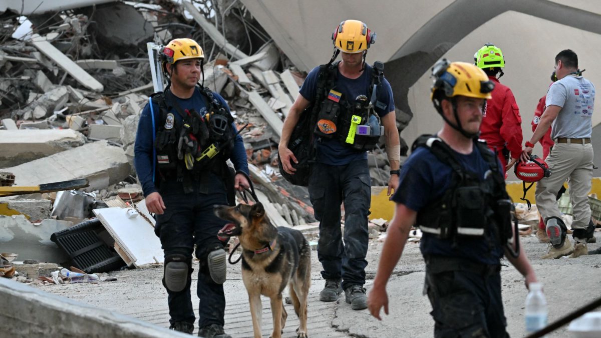 Un equipo de rescatistas estadounidenses se retira de un área en la ciudad de Caraballeda, en La Guaira, tras no hallar sobrevivientes en el lugar. MARTIN BERNETTI/AFP