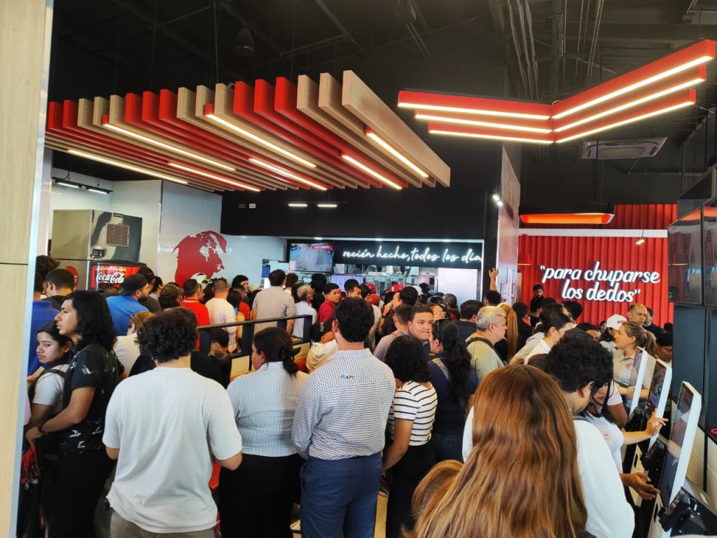 Restaurante KFC lleno en su inauguración en Managua. Foto: Cortesía.