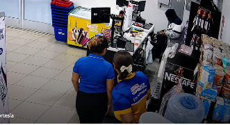 Sujeto armado roba en Súper Express en Ciudad Sandino. Foto: Vos TV.