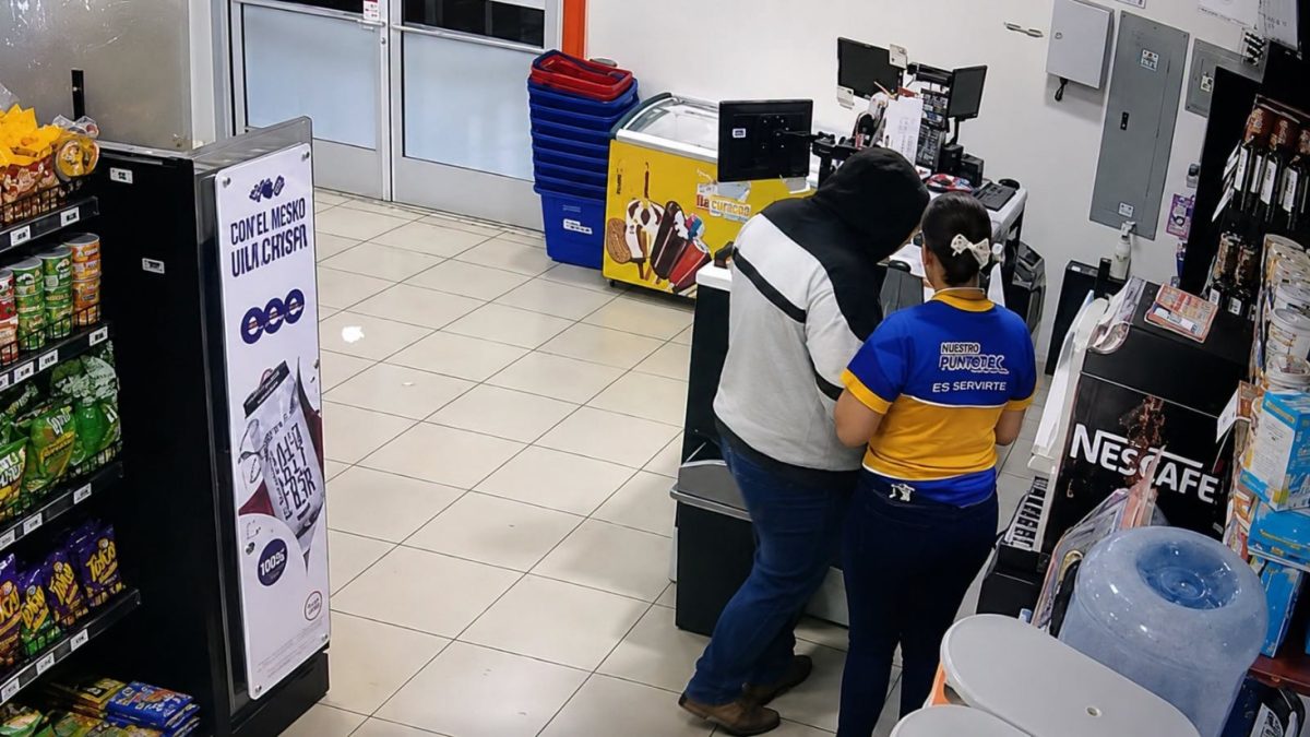 Sujeto armado roba en Súper Express en Ciudad Sandino. Foto: Vos TV.