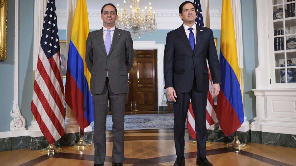 El secretario de Estado de Estados Unidos, Marco Rubio (d), posa junto al vicepresidente electo de Colombia, José Manuel Restrepo, previo a una reunión este miércoles, en el Departamento de Estado en Washington (Estados Unidos). EFE/Lenin Nolly