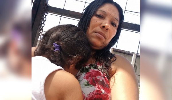 Madre desesperada busca apoyo para emprender y sacar adelante a su hija con discapacidad en Estelí