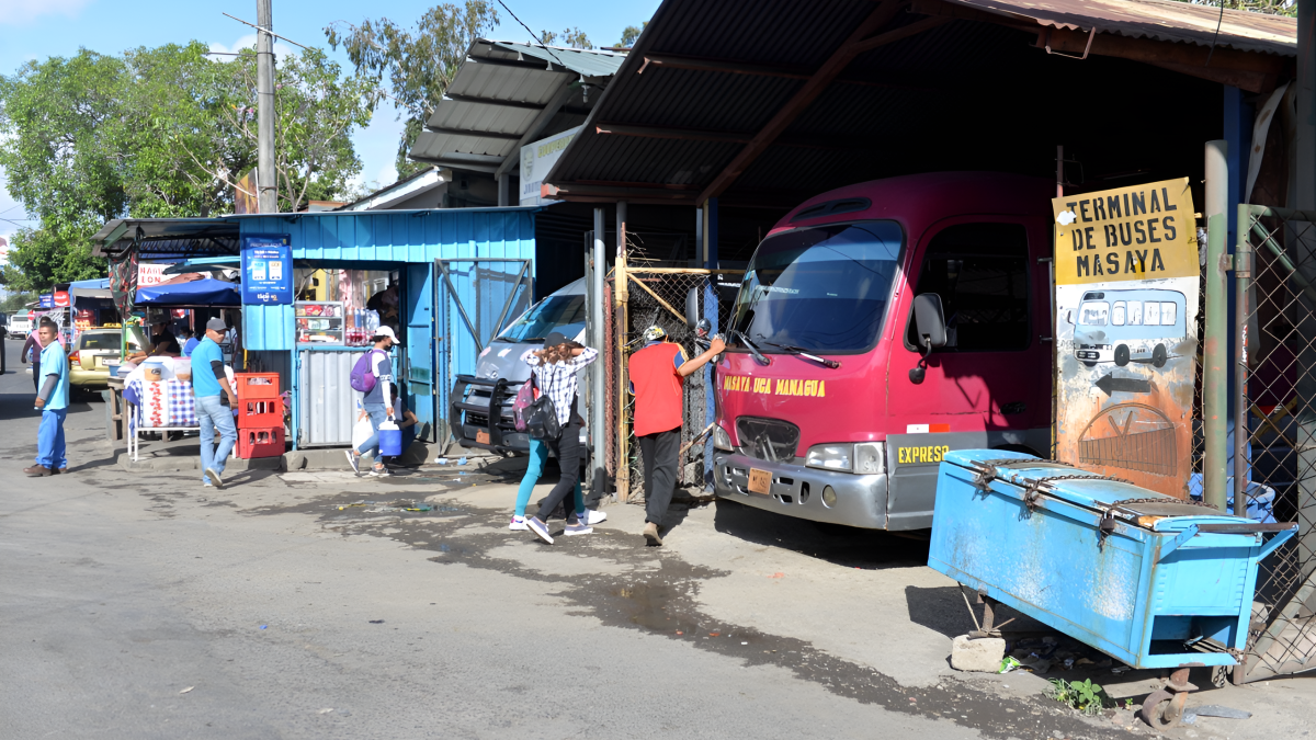La terminal albergaba buses interlocales que se dirigen desde Managua hacia Carazo, Granada, Masaya y León. LA PRENSA/ARCHIVO