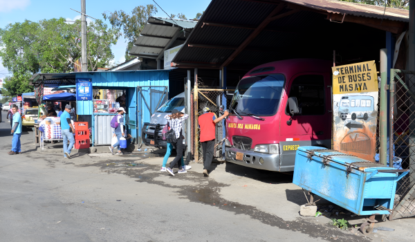 La terminal albergaba buses interlocales que se dirigen desde Managua hacia Carazo, Granada, Masaya y León. LA PRENSA/ARCHIVO