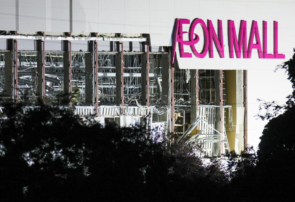 Una vista del centro comercial Aeon Mall Kumamoto dañado tras un potente terremoto en Kumamoto, Japón, el 28 de julio de 2026. (Terremoto/sismo, Japón) EFE/EPA/JIJI PRESS JAPAN