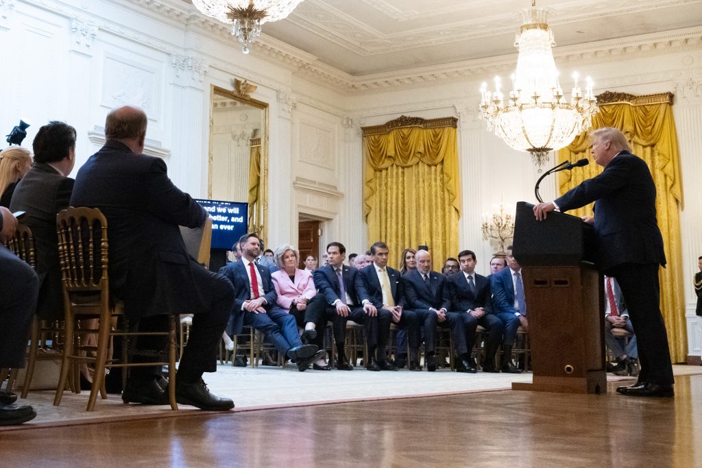 El presidente estadounidense Donald Trump se dirige a la nación desde el Salón Este de la Casa Blanca en Washington, D.C., el 16 de julio de 2026. SAUL LOEB / POOL / AFP