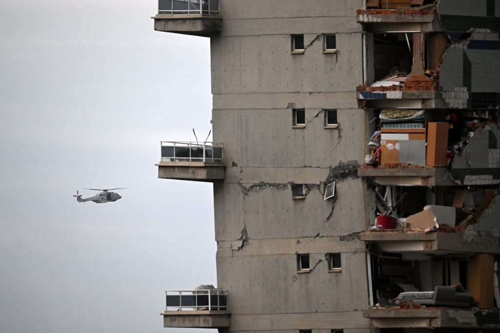 Un helicóptero del Cuerpo de Marines de EE. UU. sobrevuela una zona afectada en Caraballeda. JUAN BARRETO/AFP