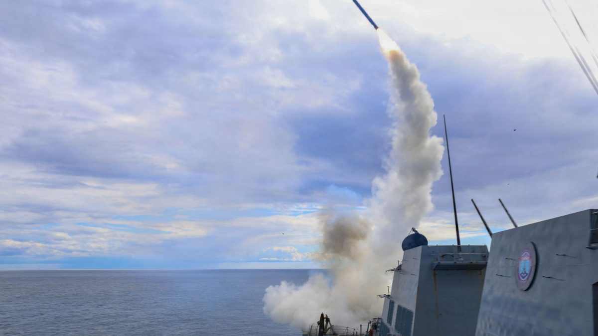 Esta fotografía facilitada por la Marina de los EE. UU. y difundida por la oficina de asuntos públicos del Mando Central de EE. UU. muestra al destructor de misiles guiados clase Arleigh Burke USS Thomas Hudner (DDG 116) disparando un misil de ataque a tierra Tomahawk en apoyo a la Operación Epic Fury, el 1 de marzo de 2026. AFP