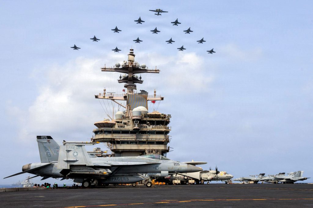 Durante décadas, la superioridad estadounidense descansó sobre grandes grupos de combate encabezados por portaaviones. El crecimiento del poder militar chino obligó al Pentágono a revisar ese modelo. En la foto el portaaviones USS George H. Bush. CENTCOM/AFP