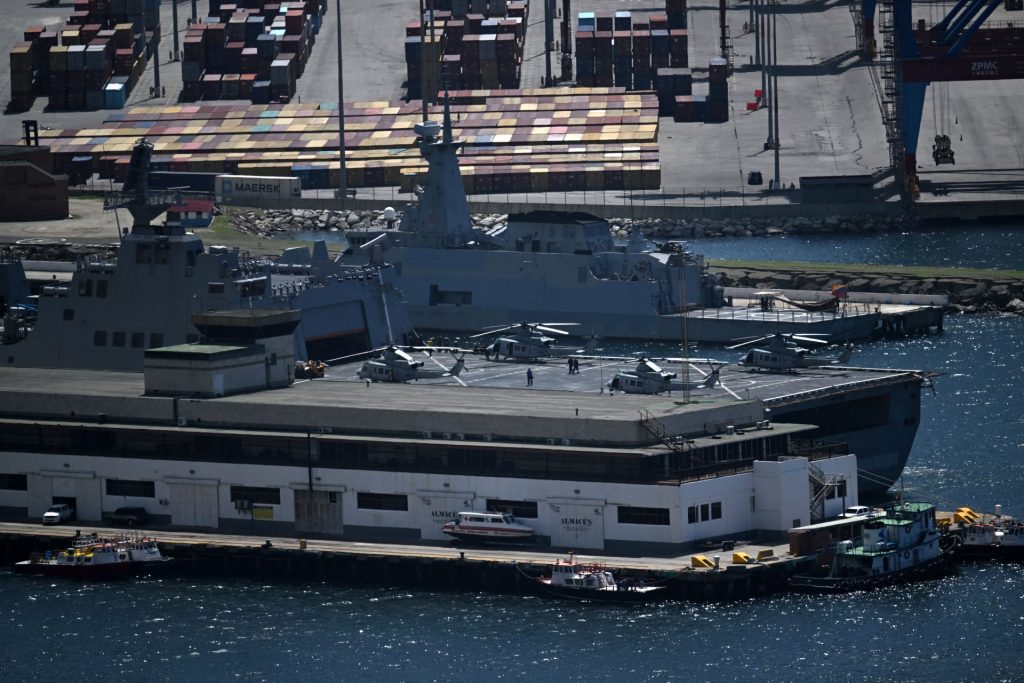 Helicópteros de la Fuerza Aérea de EE. UU. están participando en las labores humanitarias y de rescate. Aquí se les ve estacionados en el puerto de La Guaira. JUAN BARRETO/AFP