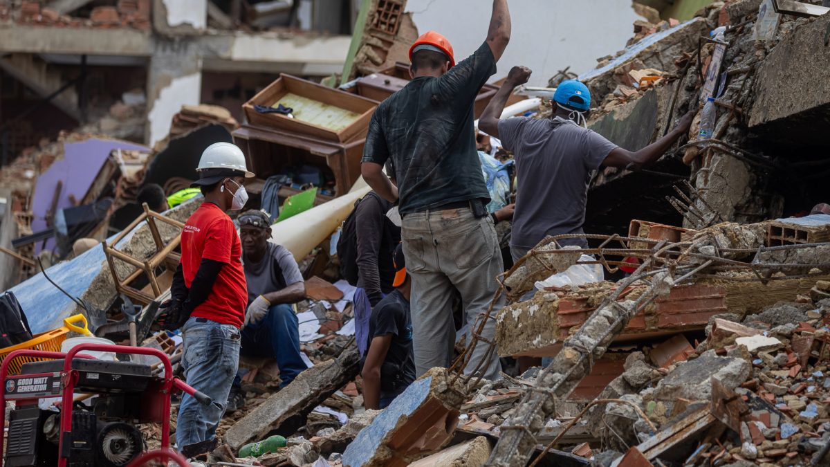 Un grupo de voluntarios y rescatistas fueron captados este 30 de junio al realizan labores de búsqueda de sobrevivientes de los terremotos del pasado día 24, en La Guaira (Venezuela). EFE/Miguel Gutiérrez