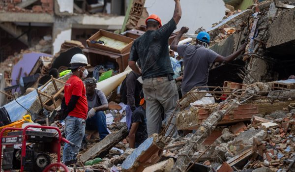 Siguen los desesperados esfuerzos de rescate a 7 días del doble terremoto en Venezuela