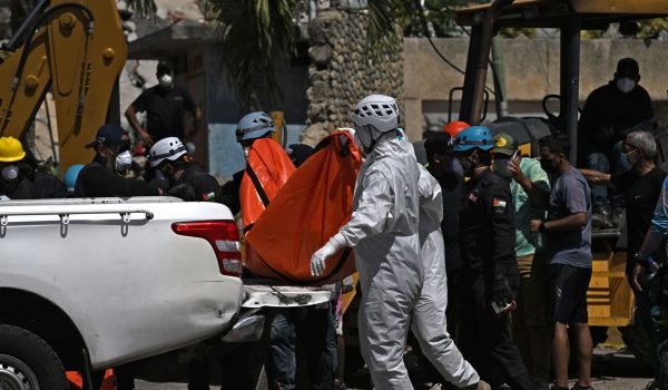 Rescatistas jordanos colocan un cadáver en una camioneta en Caraballeda, La Guaira. JUAN BARRETO/AFP