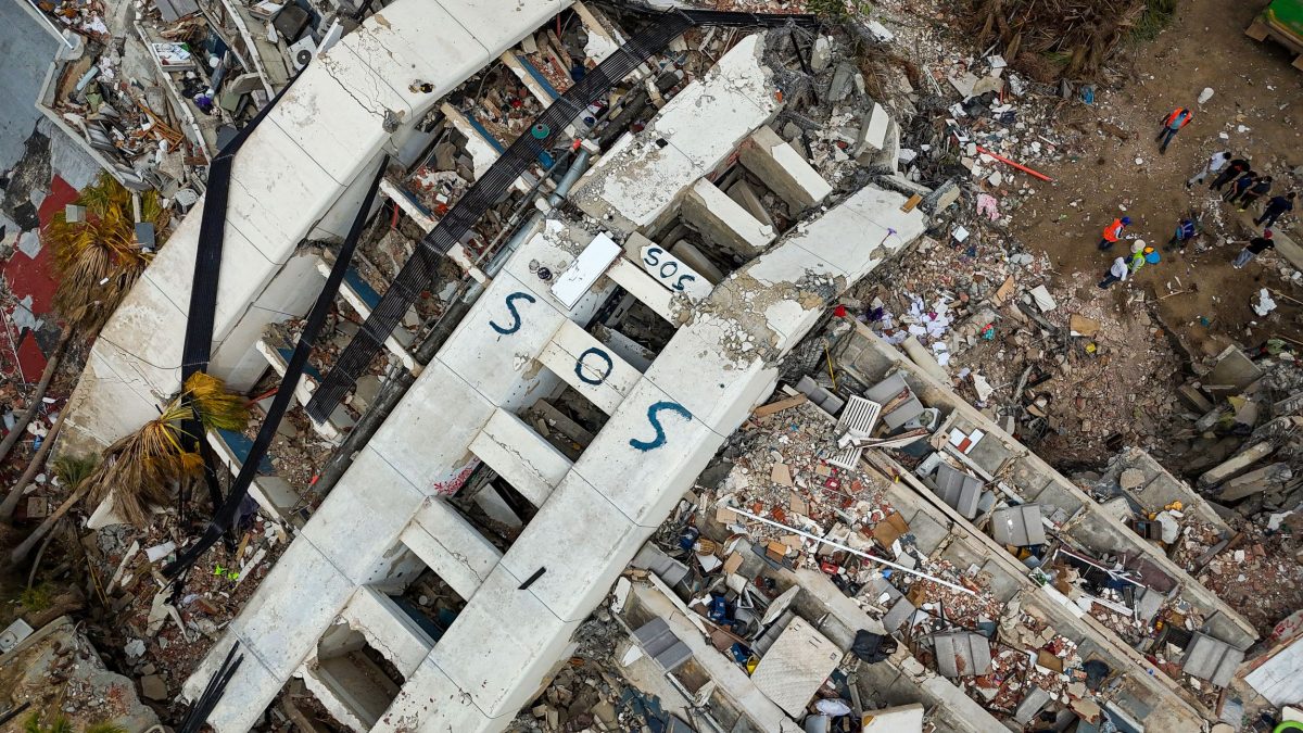 Esta vista aérea, tomada el 2 de julio de 2026 en Caraballeda, estado de La Guaira, muestra edificios derrumbados tras los dos terremotos del 24 de junio. Más de una semana después del sismo, las posibilidades de encontrar más supervivientes son escasas. MIGUEL MEDINA/AFP