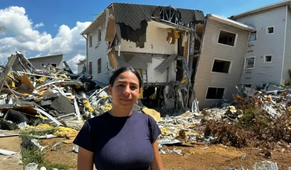 Karolyn Sánchez ha sufrido la pérdida de su hogar en tres ocasiones por desastres naturales. BBC Mundo