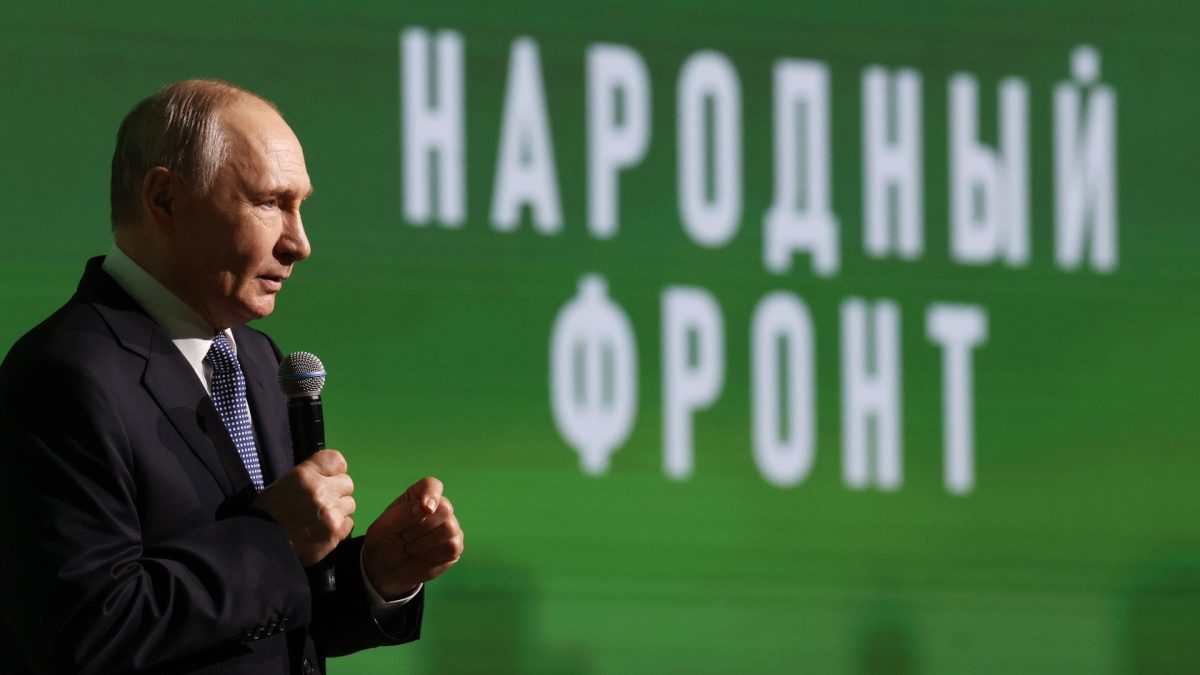 El presidente ruso, Vladímir Putin, durante el foro "¡Todo por la victoria!" del Frente Popular este lunes en Moscú, Rusia. EFE/EPA/VYACHESLAV PROKOFYEV/SPUTNIK/KREMLIN POOL